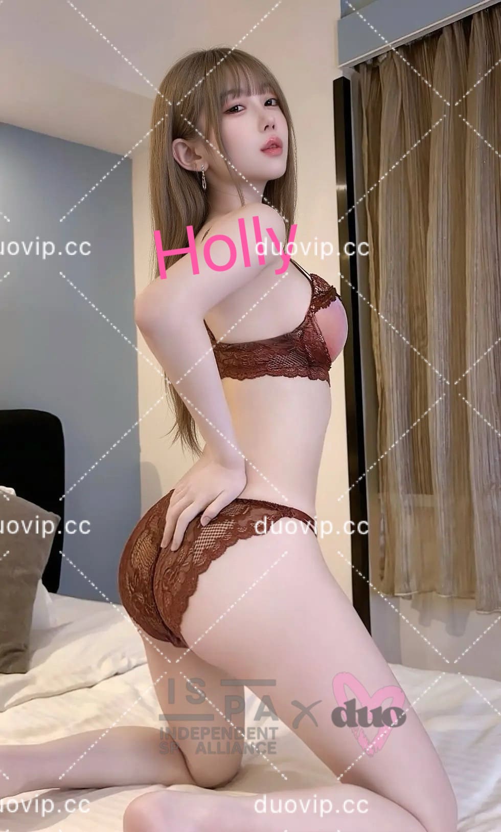 Holly — photo 2 of 3