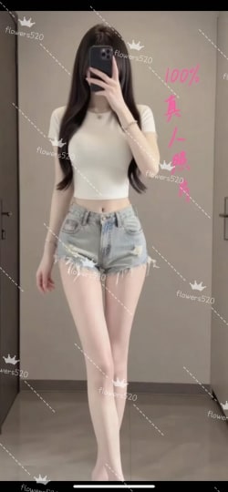 Kitty at Flowers 520
