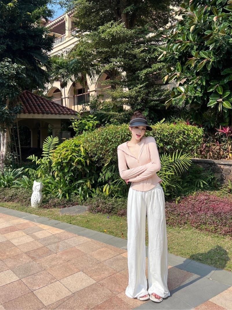 Leslie — photo 1 of 3