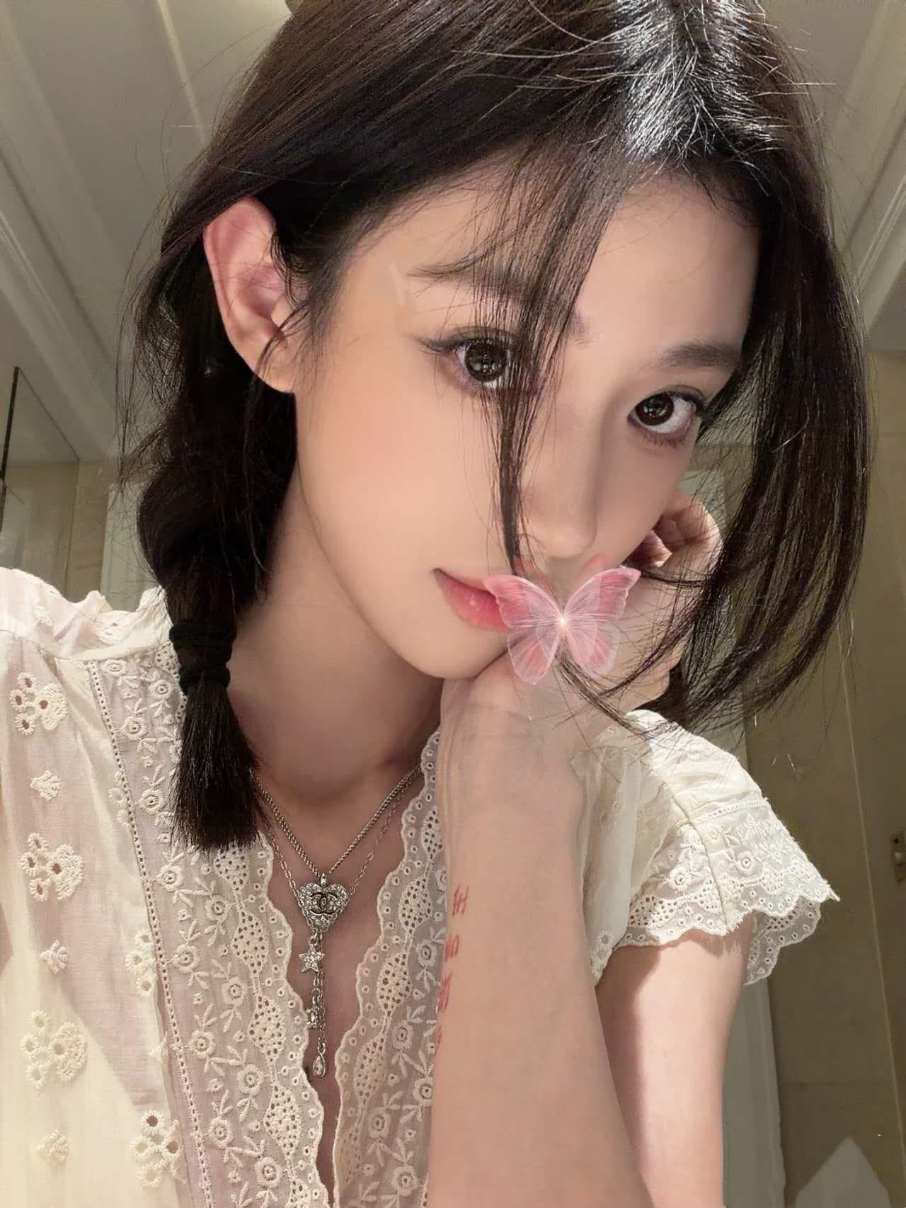 Lily — photo 2 of 2